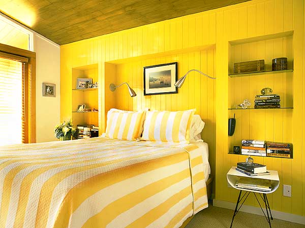 желтая стена в спальне