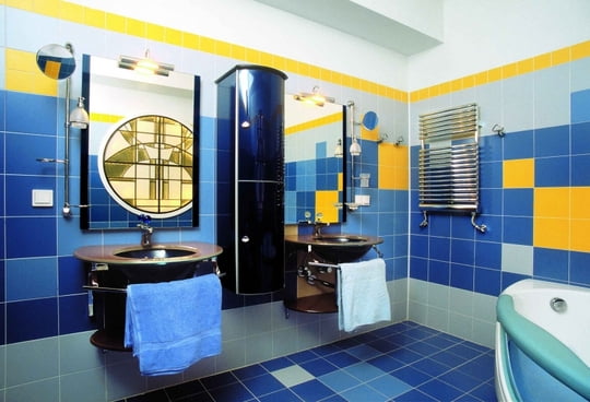 синий и желтый в ванной комнате