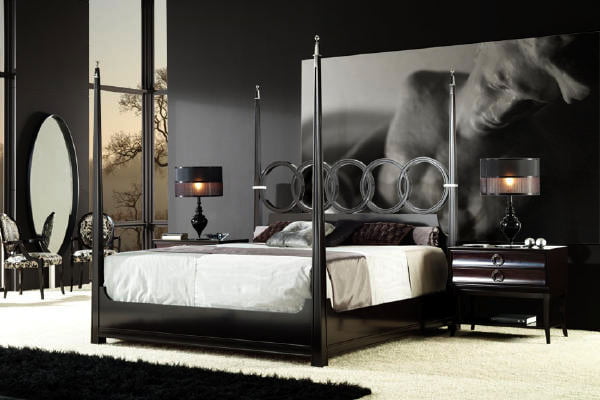 черная спальня с зеркалами