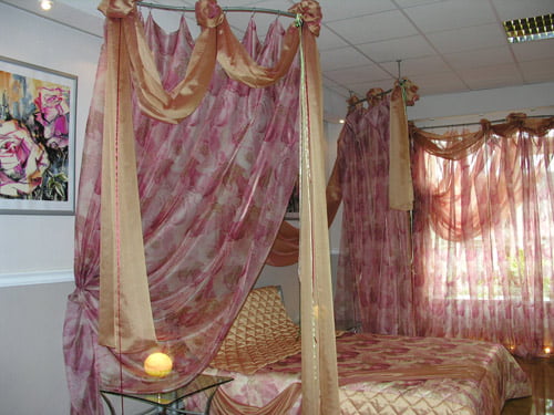 розовый баодахин у кровати