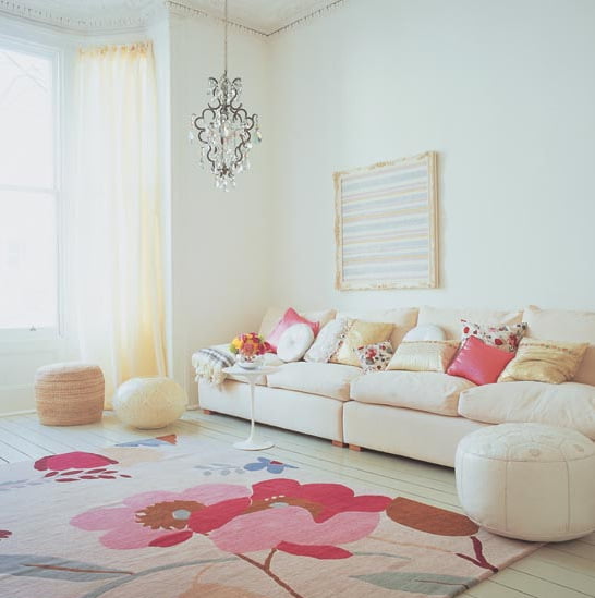белый диван и розовый ковер