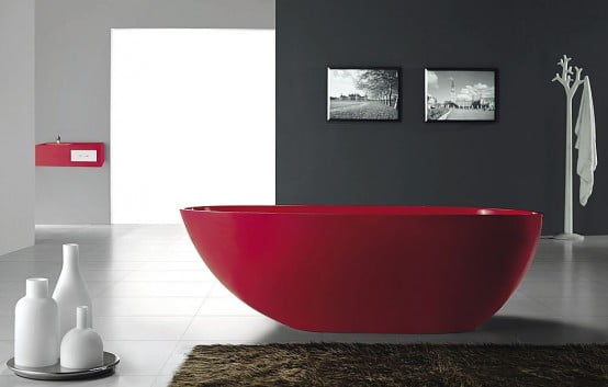красная ванна и серые стены