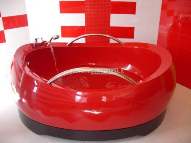 круглая красная ванна с ручками