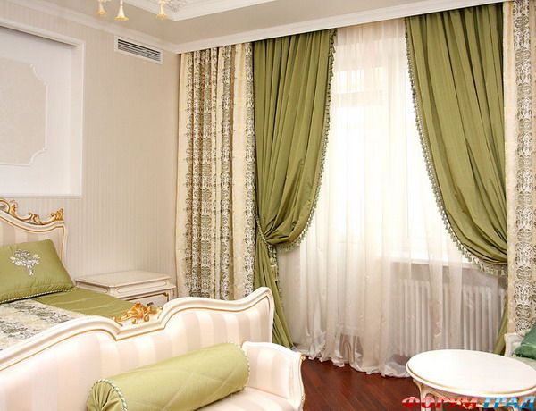 классические шторы в спальне