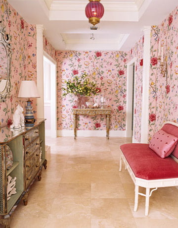 розовые цветы на стене