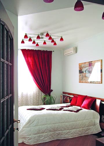 бордовые шторы в спальне
