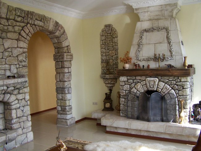 арки с камнем в гостиной