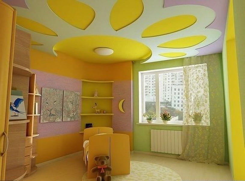 желтый потолок в детской