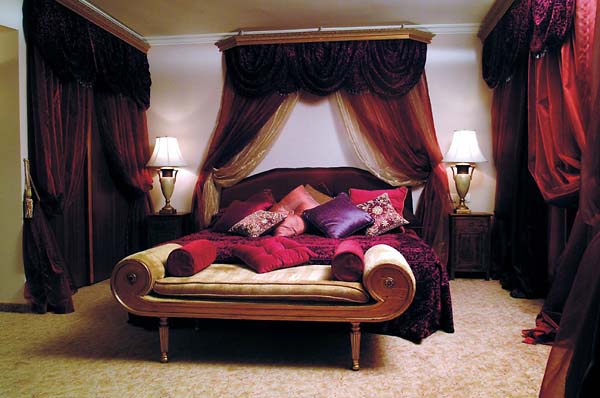 бордовая спальня в арабском стиле