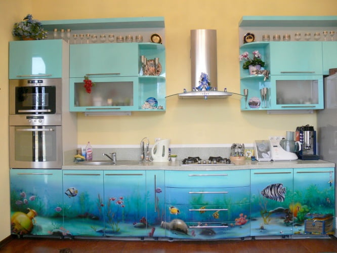 голубая кухня с рисунками