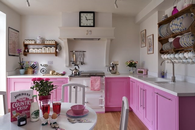 розовый и белый на кухне