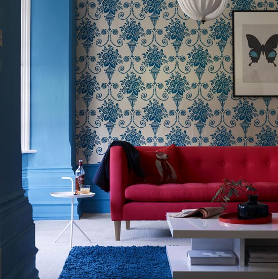 красный диван в синей гостиной