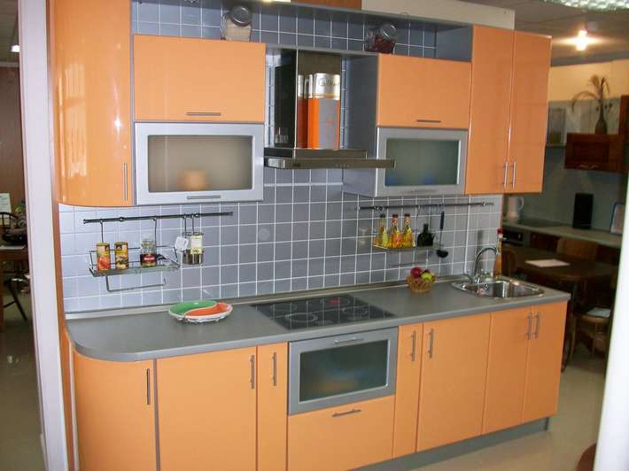 персиковый и серый на кухне