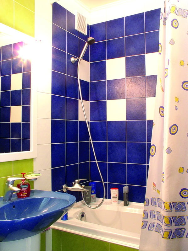 ярко синий в ванной комнате