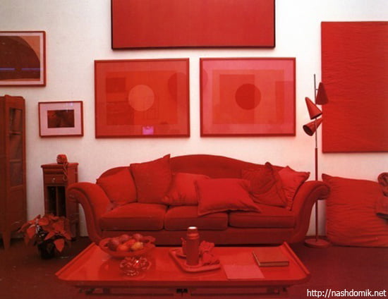 красный диван