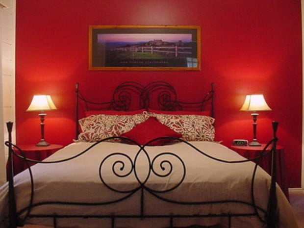 красная стена в спальне