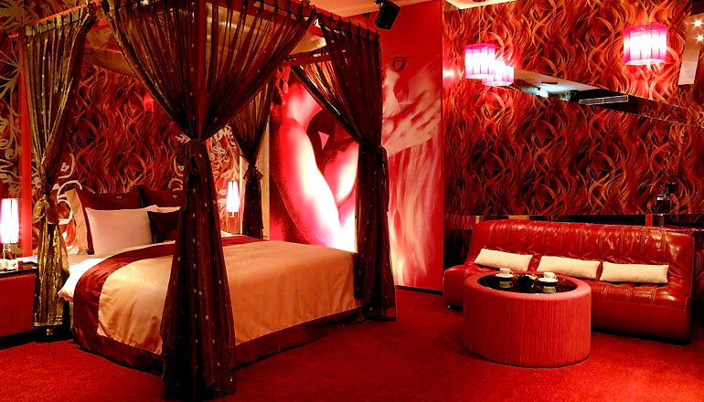 краснаяспальня в страстных романтических тонах