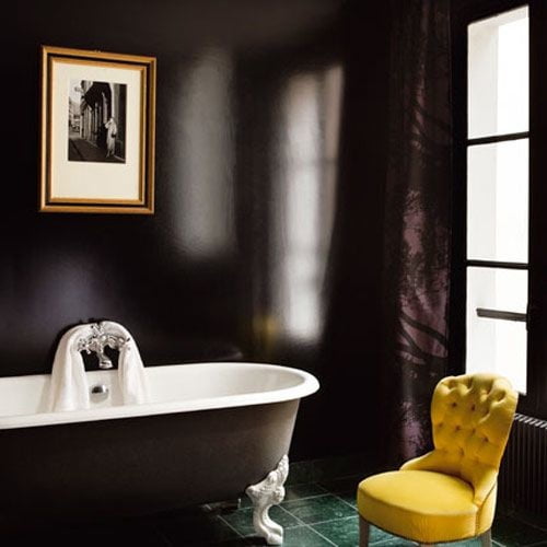 крашеные черные стены в ванной