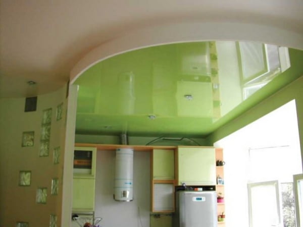 зеленый натяжной потолок на кухне