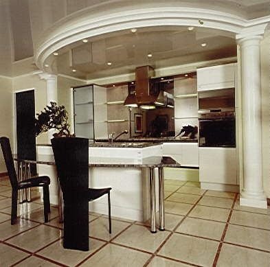 потолок на кухне с эркером