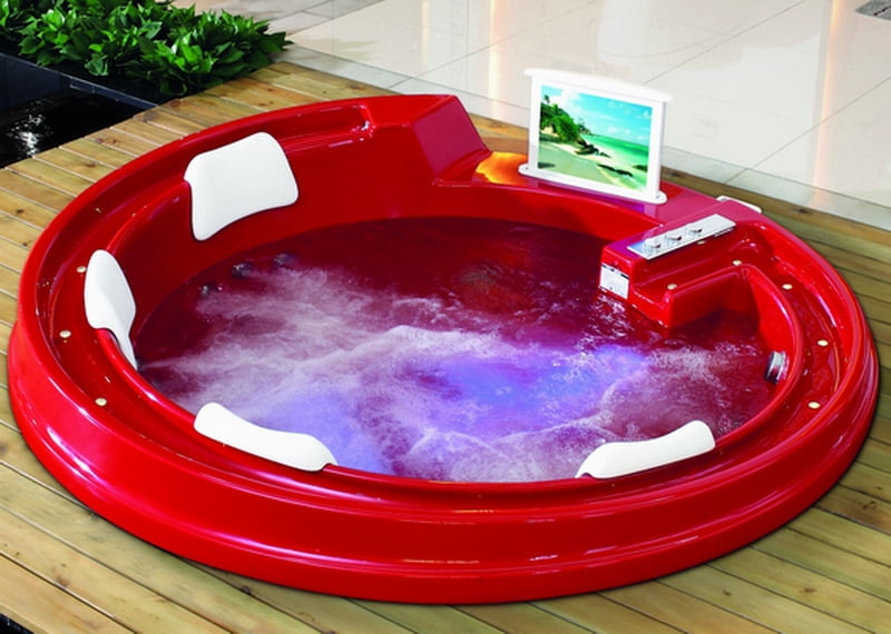 красная ванна встроенная в пол