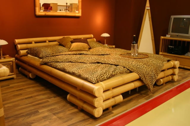 светлая бамбуковая кровать и темные обои