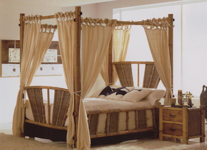 кровать из бамбука с балдахином