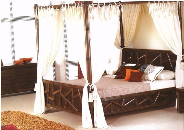 кровать из массива дерева и бамбука