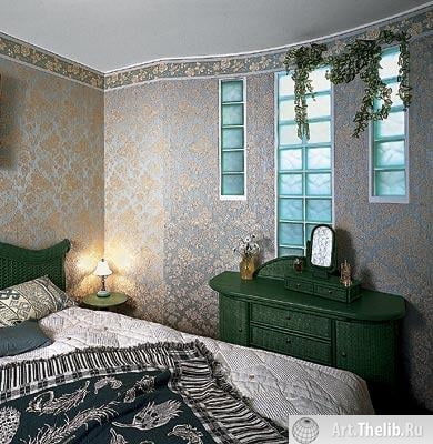 стеклоблоки в стене спальни