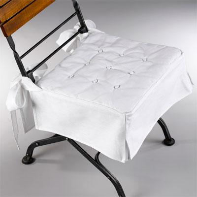 белая подушка в провансвом стиле