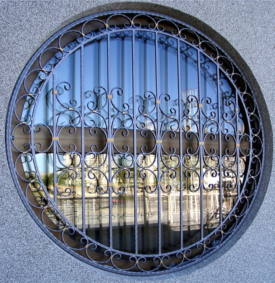 круглое окно с кованым изделием