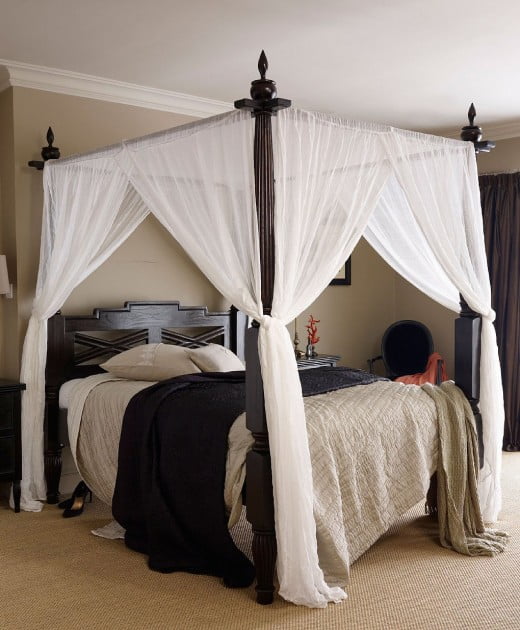 Необычные крепления для балдахина на кровати: роскошная корона и классические колонны