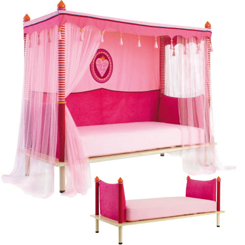 Кровать для девочек с принцессами