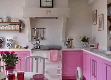 Дизайн кухни в розовом цвете