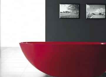 Красная акриловая ванна в интерьере