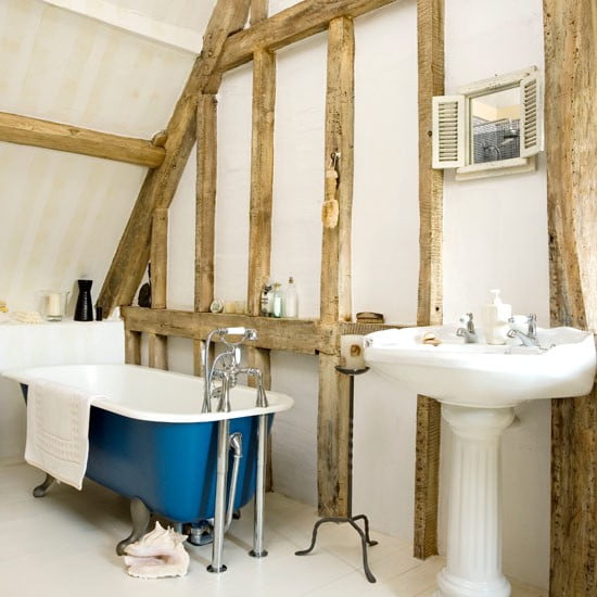 Как обустроить ванную комнату с наклонным потолком? Определите площадь помещения