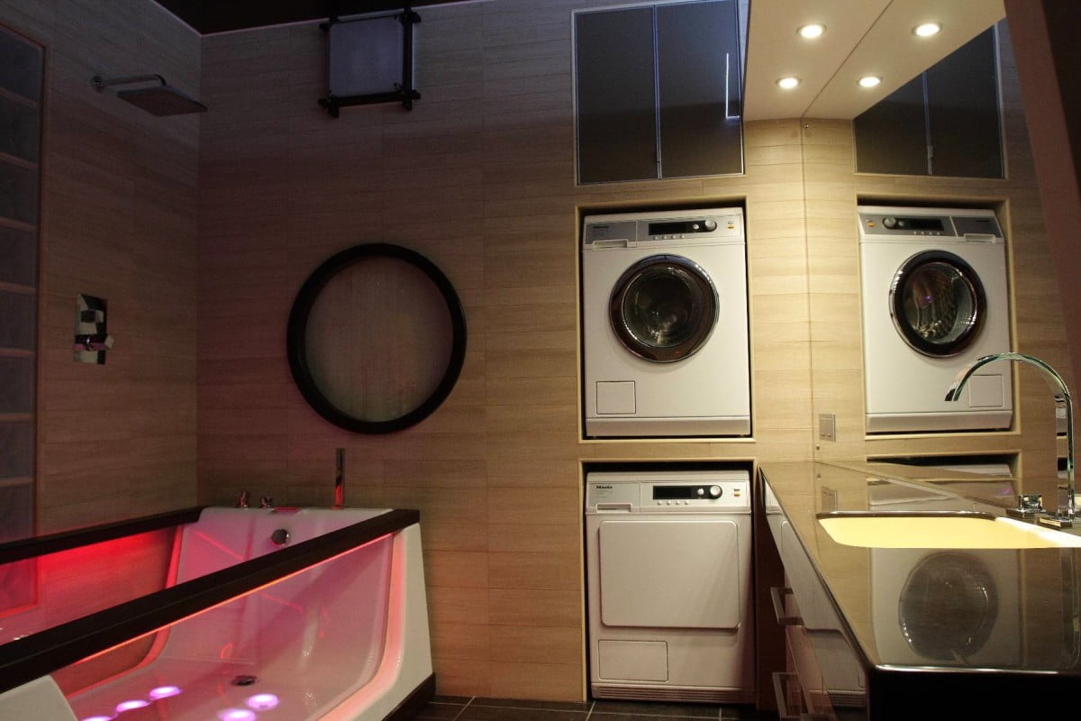 Встроенная стиральная машина в интерьере ванной